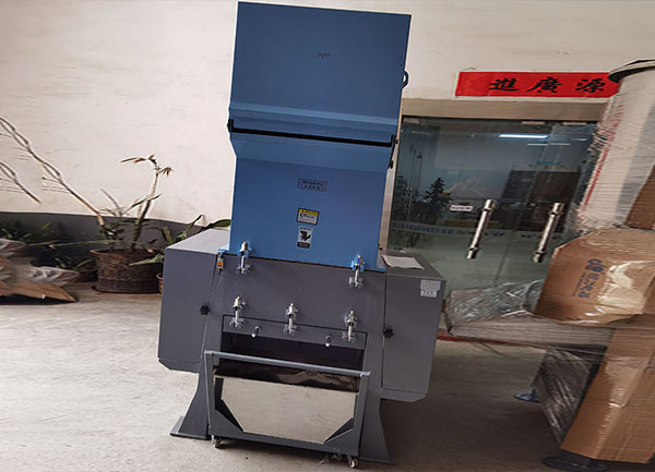 塑料粉碎机:塑（sù）料粉（fěn）碎机的性能怎（zěn）么样？